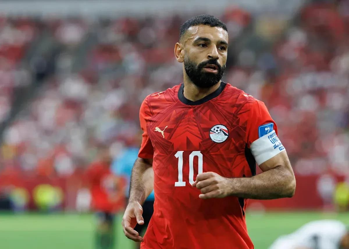 Jugador de Egipto con camiseta roja en el campo Jugador de Egipto con camiseta roja en el campo