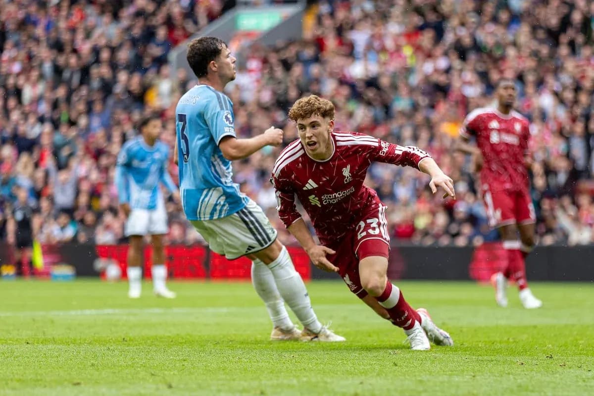 Jugador de Liverpool en acción contra Nottingham Forest Jugador de Liverpool en acción contra Nottingham Forest