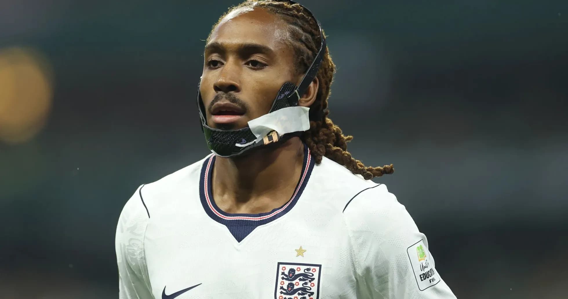 Jugador de Inglaterra con máscara durante el partido Jugador de Inglaterra con máscara durante el partido