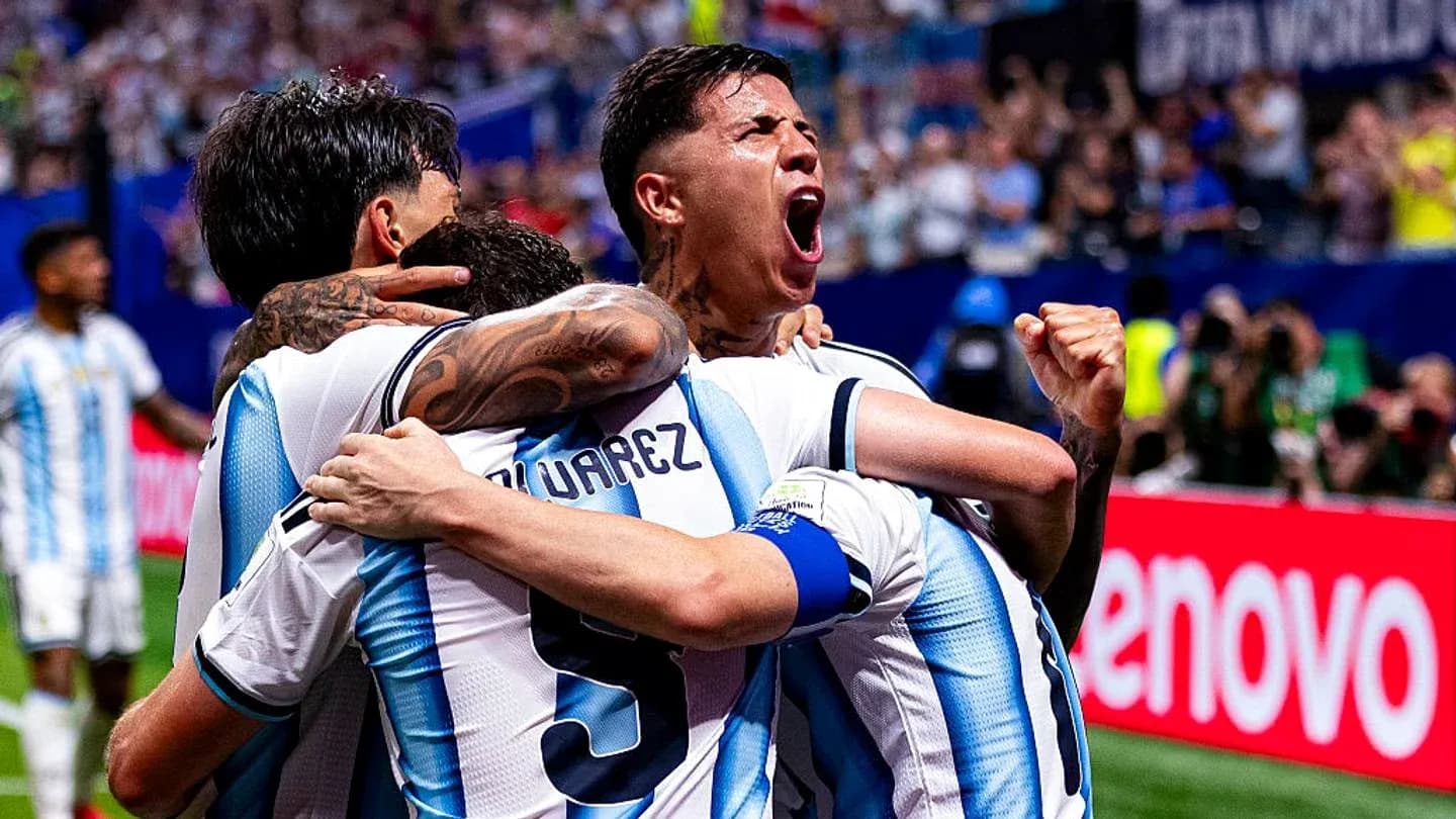 Jugadores de Argentina celebrando un gol juntos Jugadores de Argentina celebrando un gol juntos