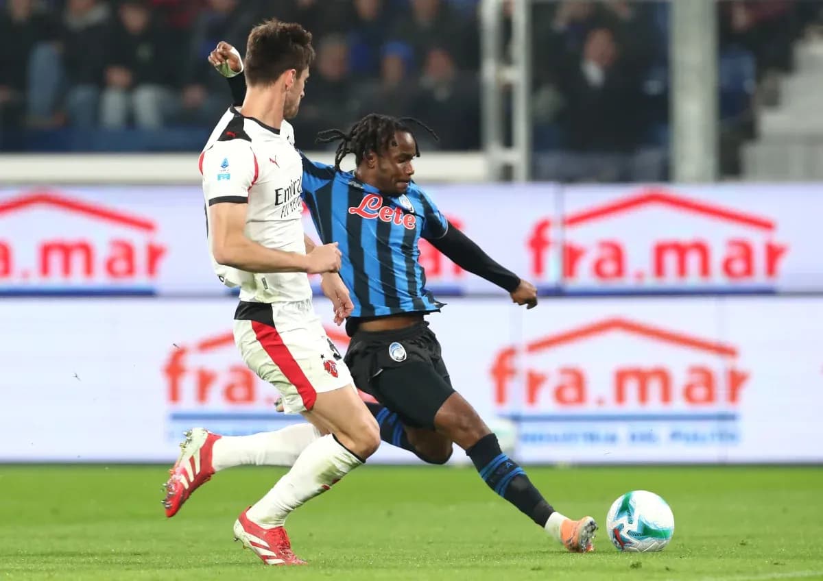 Jugadores de AC Milan y Atalanta en acción Jugadores de AC Milan y Atalanta en acción
