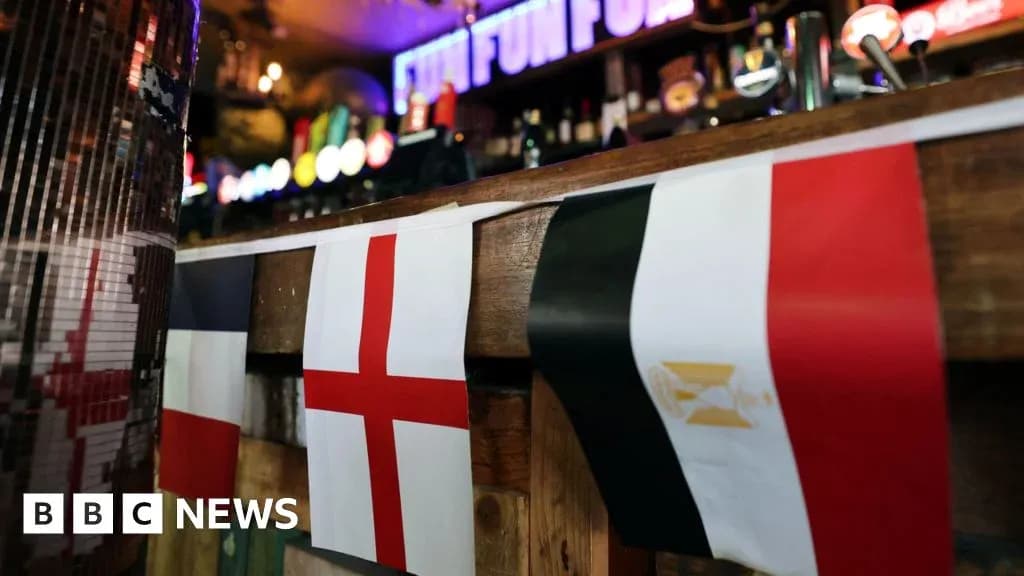 Banderas de Francia, Inglaterra y Egipto en bar Banderas de Francia, Inglaterra y Egipto en bar