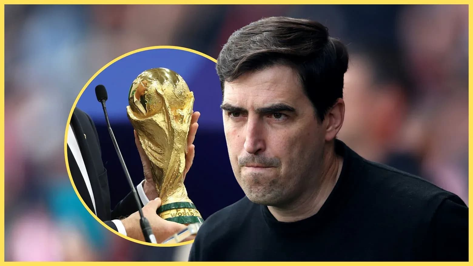 Entrenador mirando la Copa del Mundo en evento Entrenador mirando la Copa del Mundo en evento