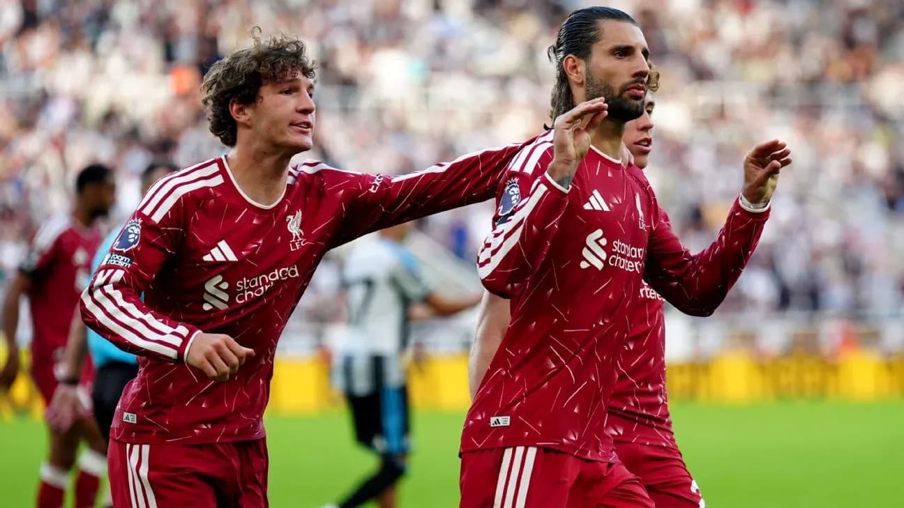 Jugadores de Liverpool celebrando un gol Jugadores de Liverpool celebrando un gol