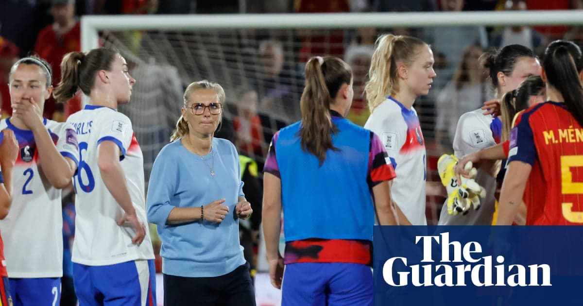 Jugadoras y entrenadora tras partido de fútbol femenino Jugadoras y entrenadora tras partido de fútbol femenino