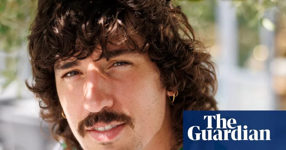 Hombre con cabello rizado y bigote en primer plano Hombre con cabello rizado y bigote en primer plano