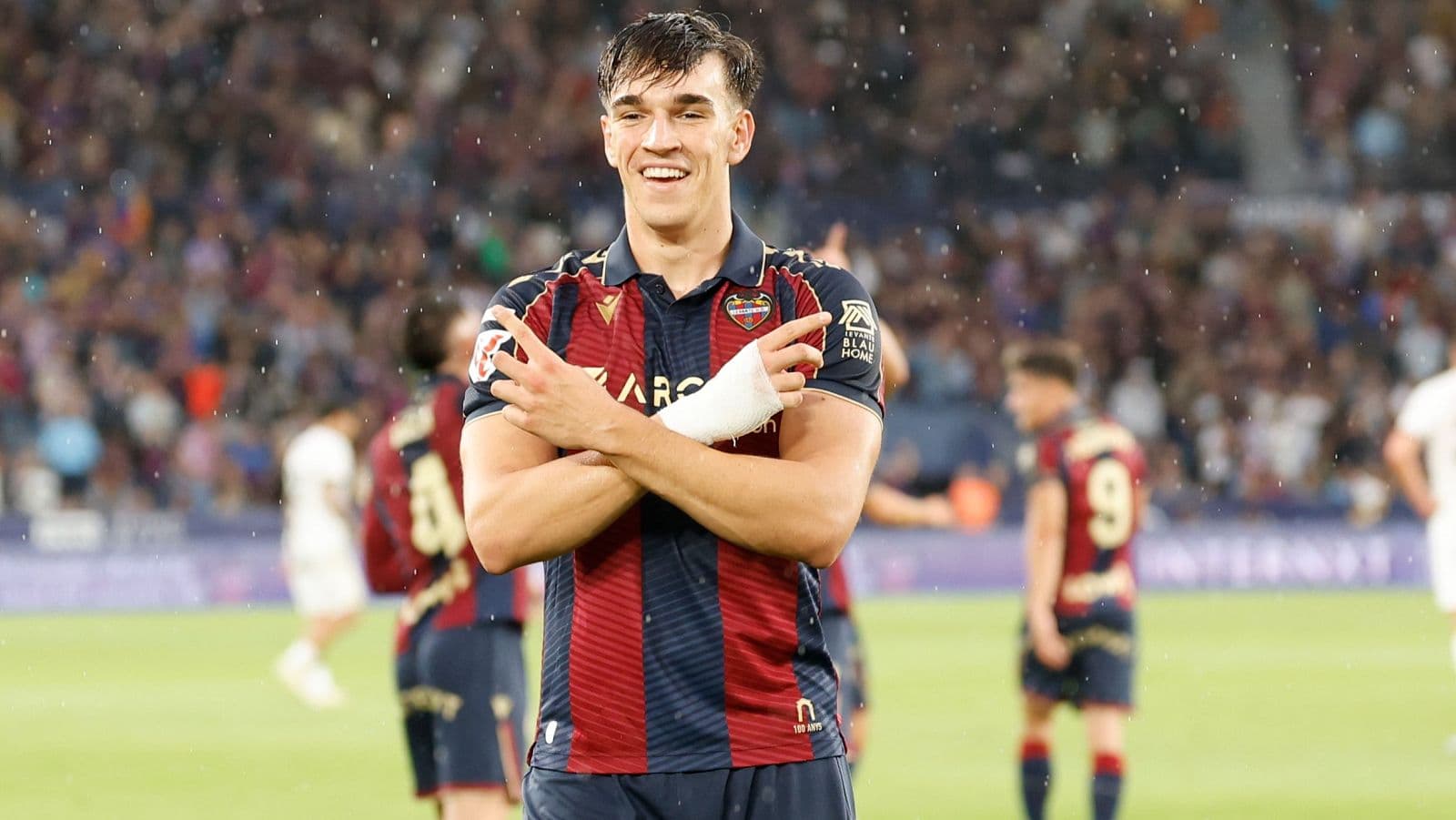 Jugador de Levante celebrando en el campo Jugador de Levante celebrando en el campo