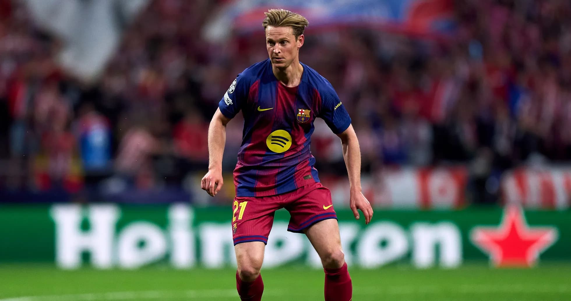 Jugador de Barcelona corriendo durante un partido Jugador de Barcelona corriendo durante un partido