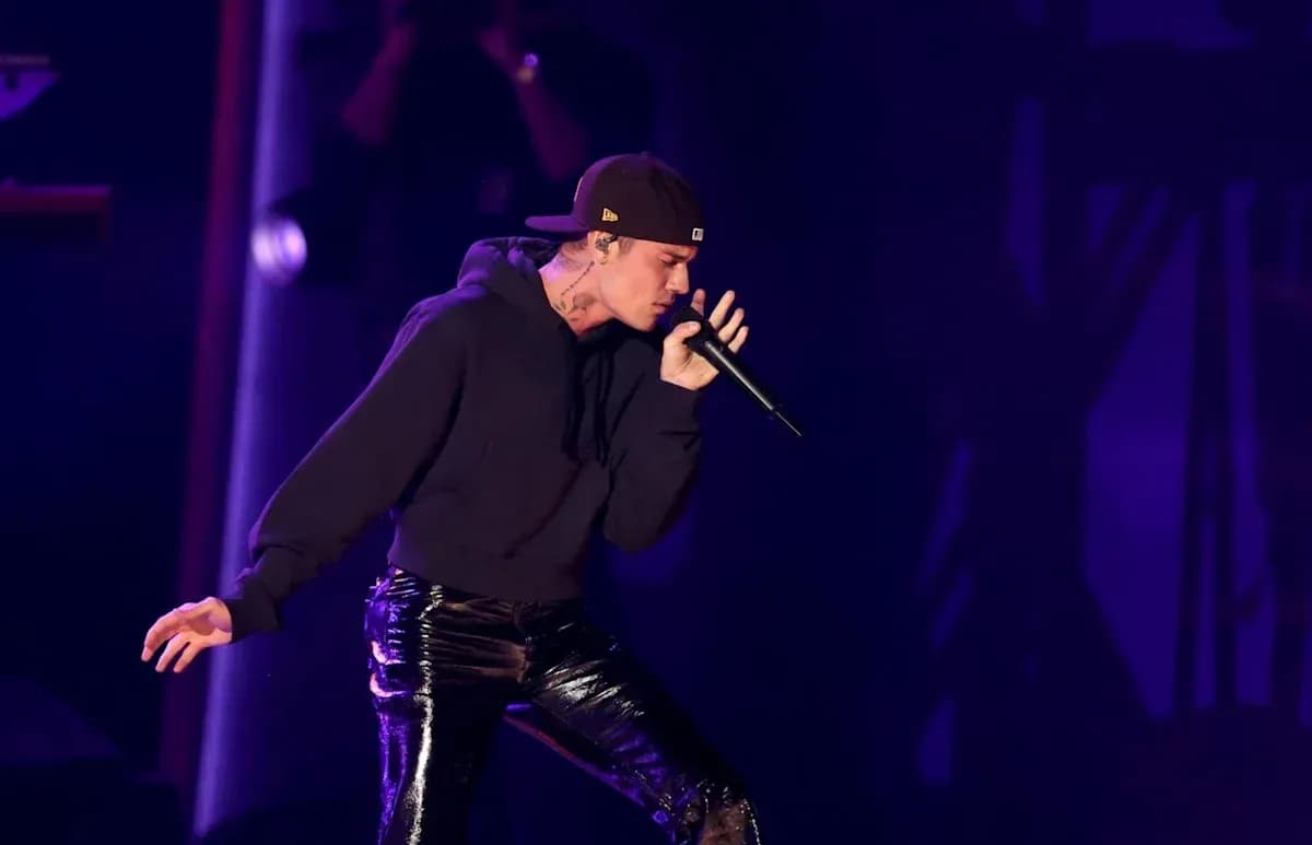 Artista cantando en un escenario con micrófono Artista cantando en un escenario con micrófono