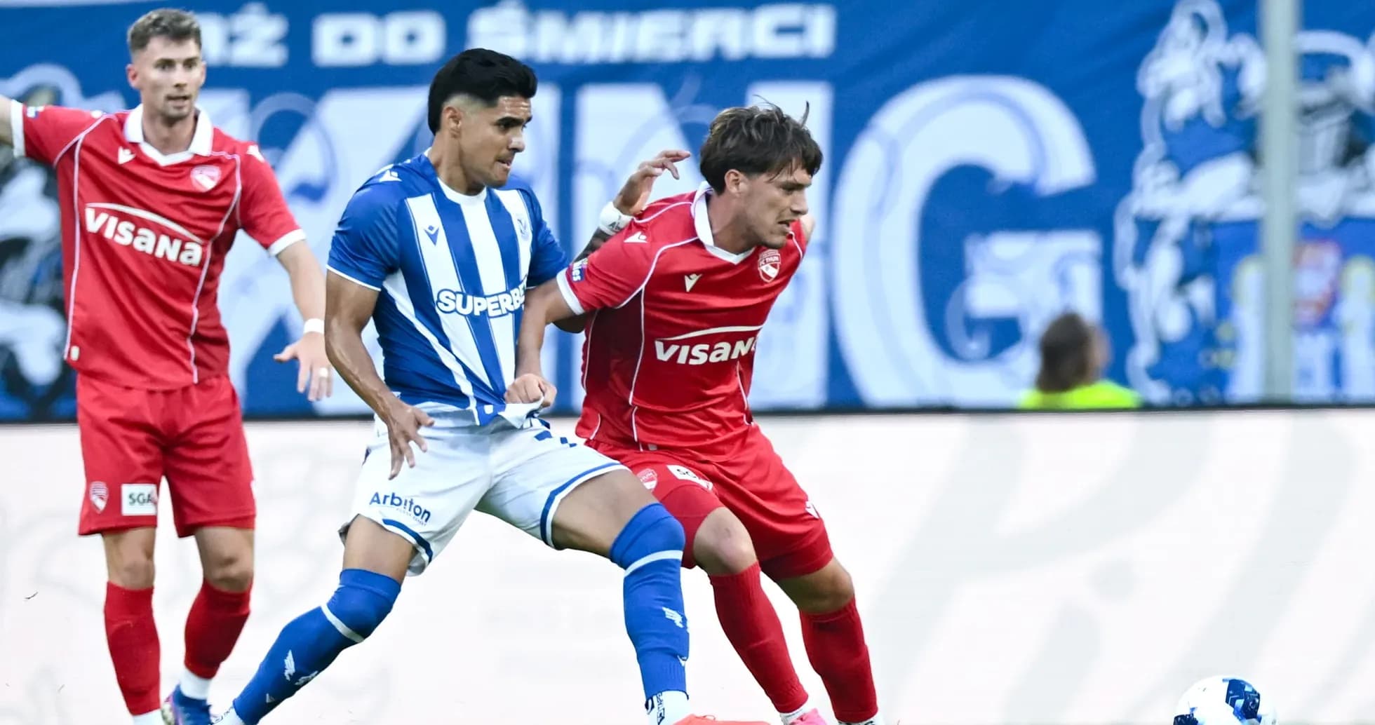 Jugadores de Lech Poznan y FC Thun en acción Jugadores de Lech Poznan y FC Thun en acción