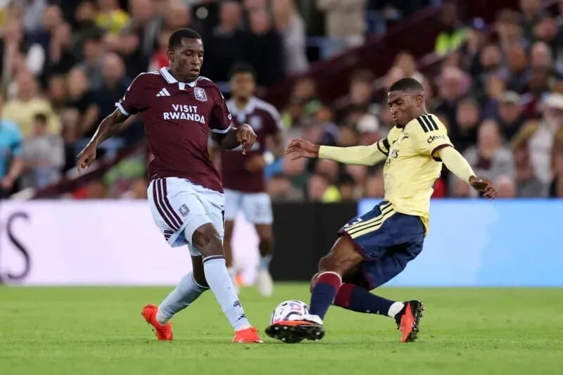 Jugador de Aston Villa desafiando a jugador de Arsenal Jugador de Aston Villa desafiando a jugador de Arsenal