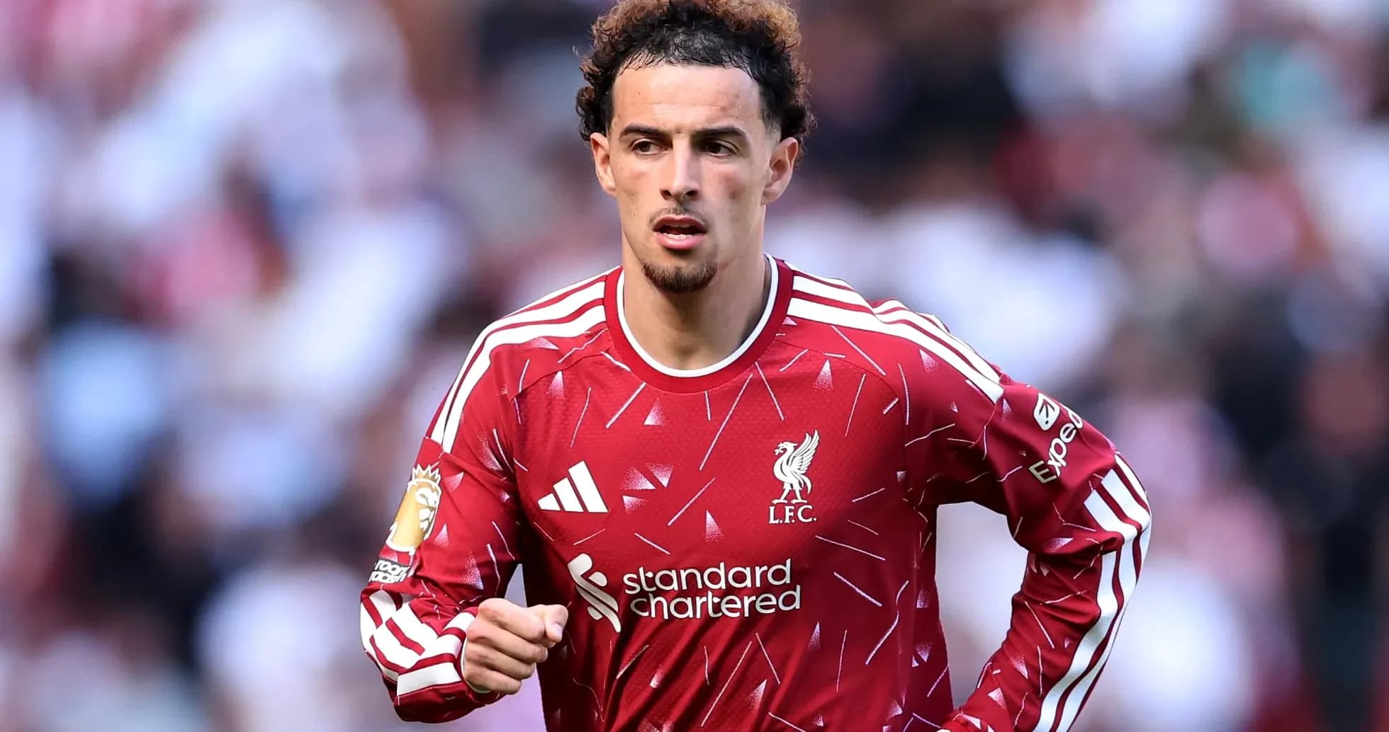 Jugador de Liverpool corriendo en el campo Jugador de Liverpool corriendo en el campo