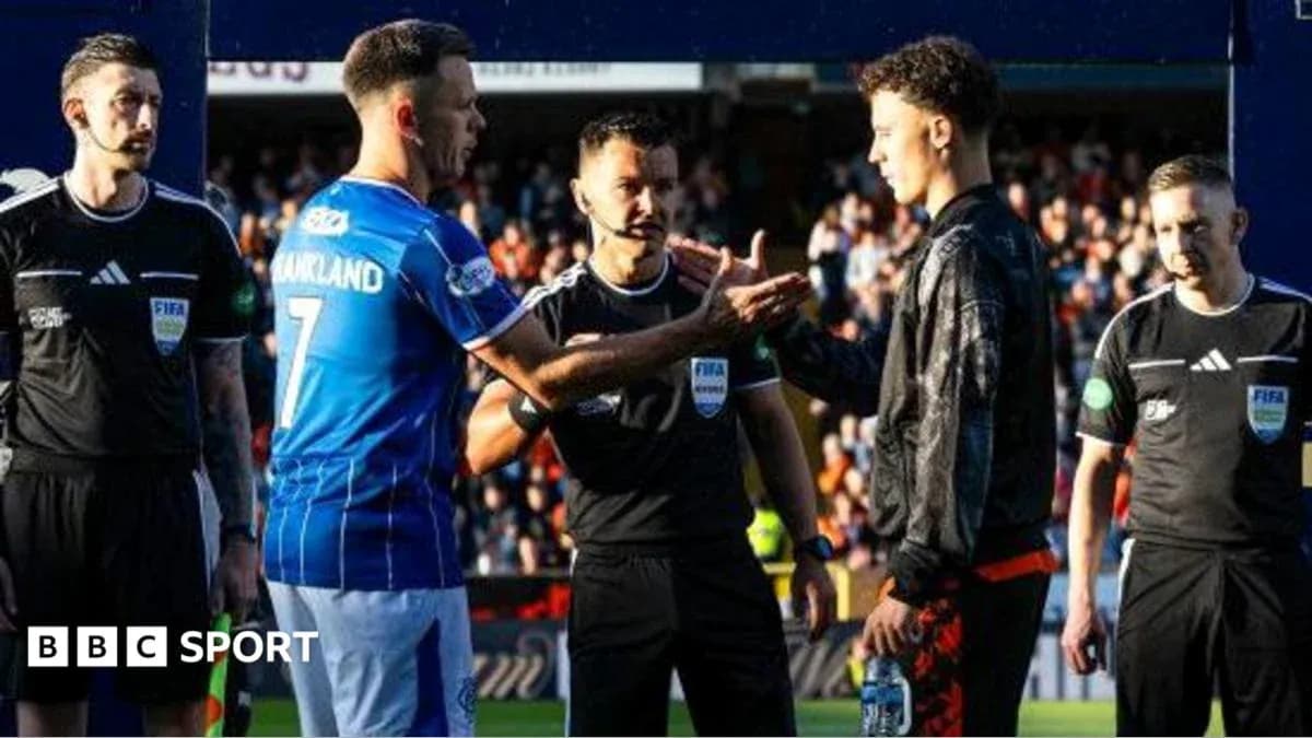 Jugadores saludando a árbitros antes del partido Jugadores saludando a árbitros antes del partido