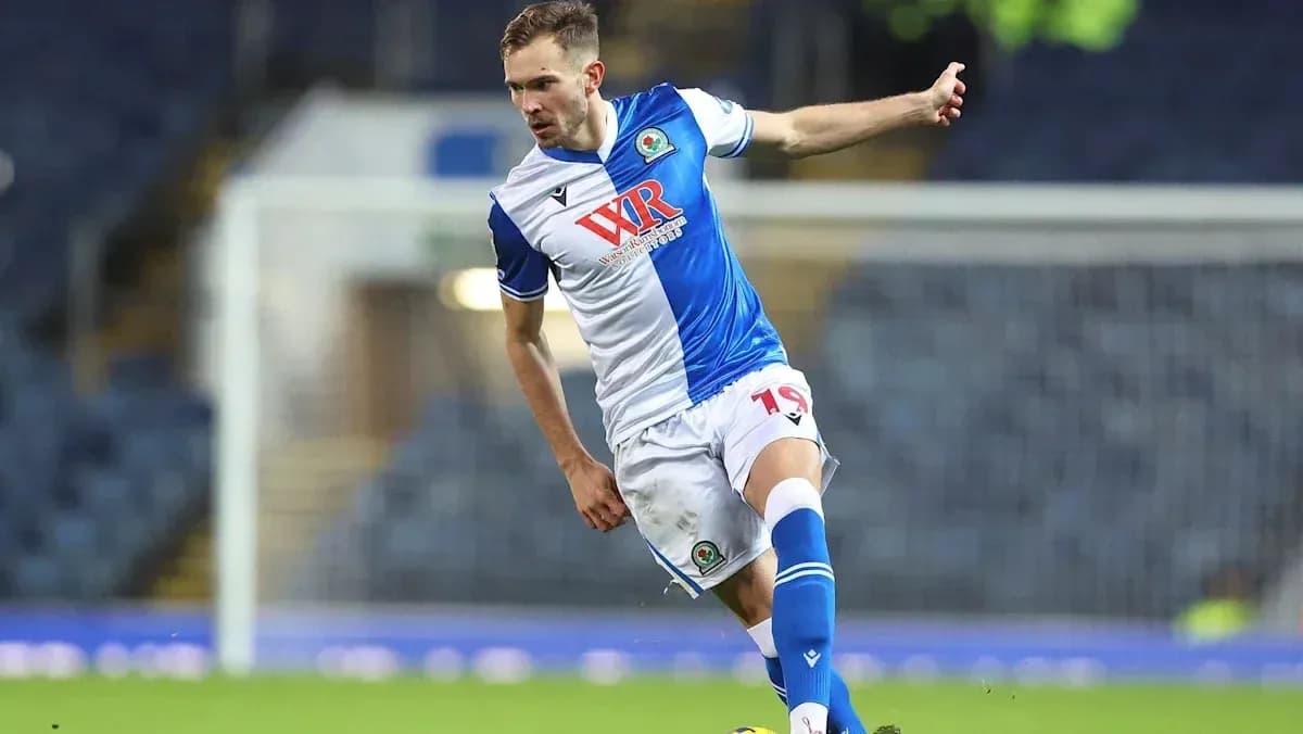 Jugador de Blackburn Rovers pateando el balón en partido Jugador de Blackburn Rovers pateando el balón en partido