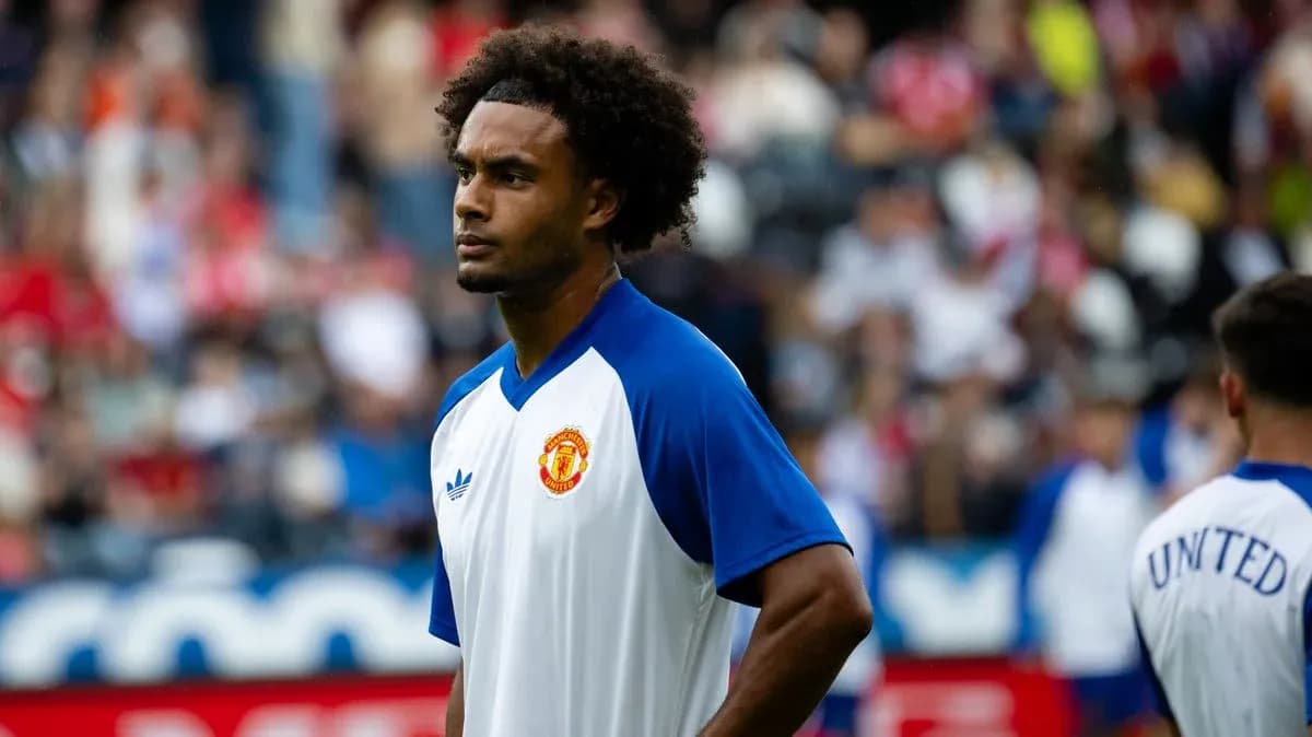 Jugador de Manchester United durante calentamiento previo Jugador de Manchester United durante calentamiento previo