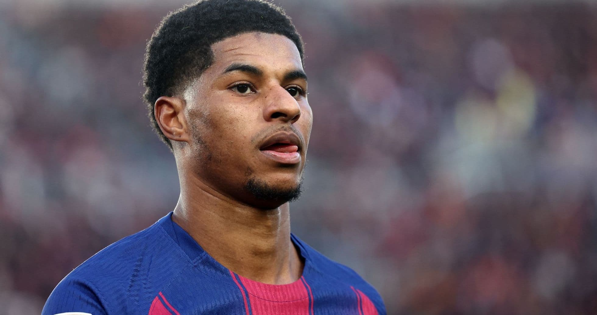 Jugador de fútbol en uniforme del Barcelona en el campo Jugador de fútbol en uniforme del Barcelona en el campo