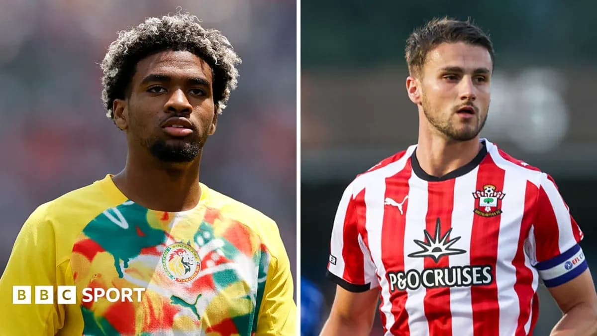 Jugadores en uniforme, uno con camiseta de Senegal y otro de Southampton Jugadores en uniforme, uno con camiseta de Senegal y otro de Southampton