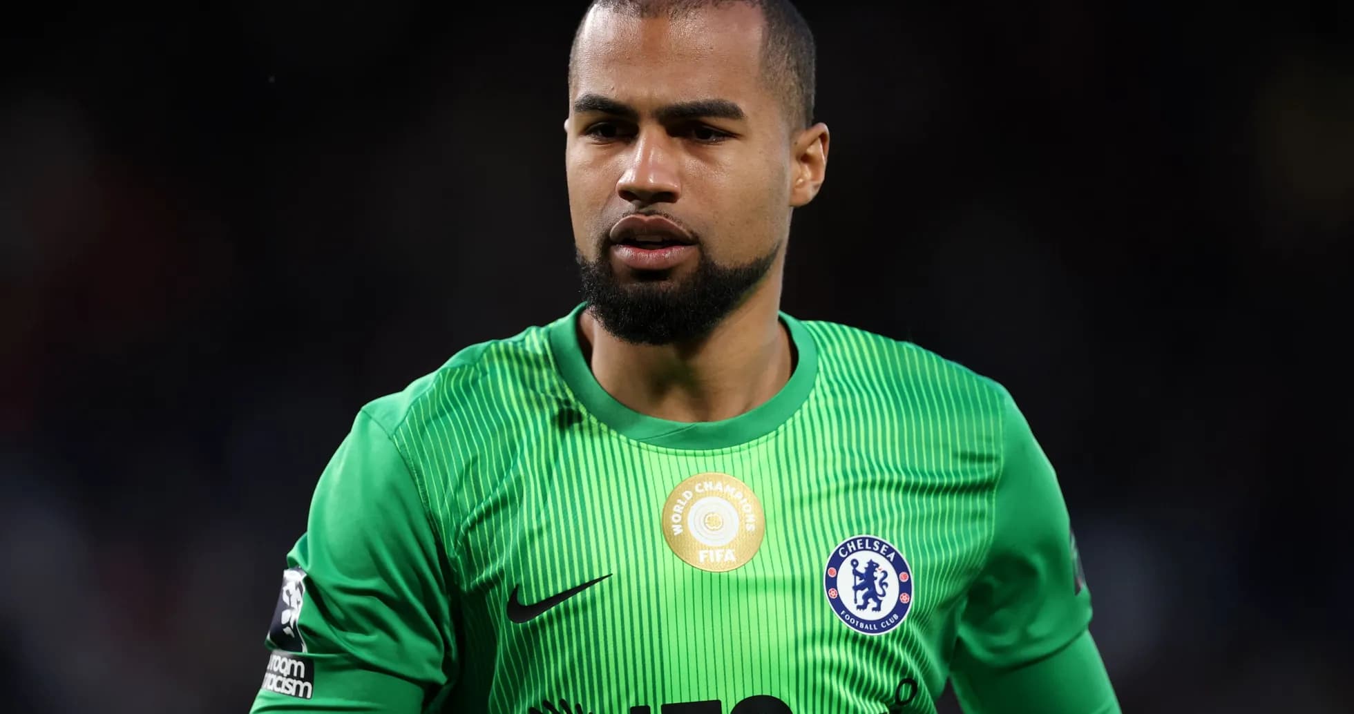 Portero de Chelsea con uniforme verde en el campo Portero de Chelsea con uniforme verde en el campo
