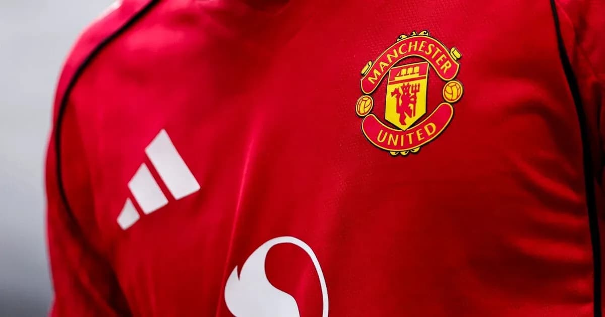 Logotipo de Manchester United en camiseta roja Logotipo de Manchester United en camiseta roja