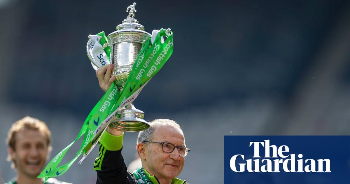 Entrenador levantando el trofeo de la copa Entrenador levantando el trofeo de la copa