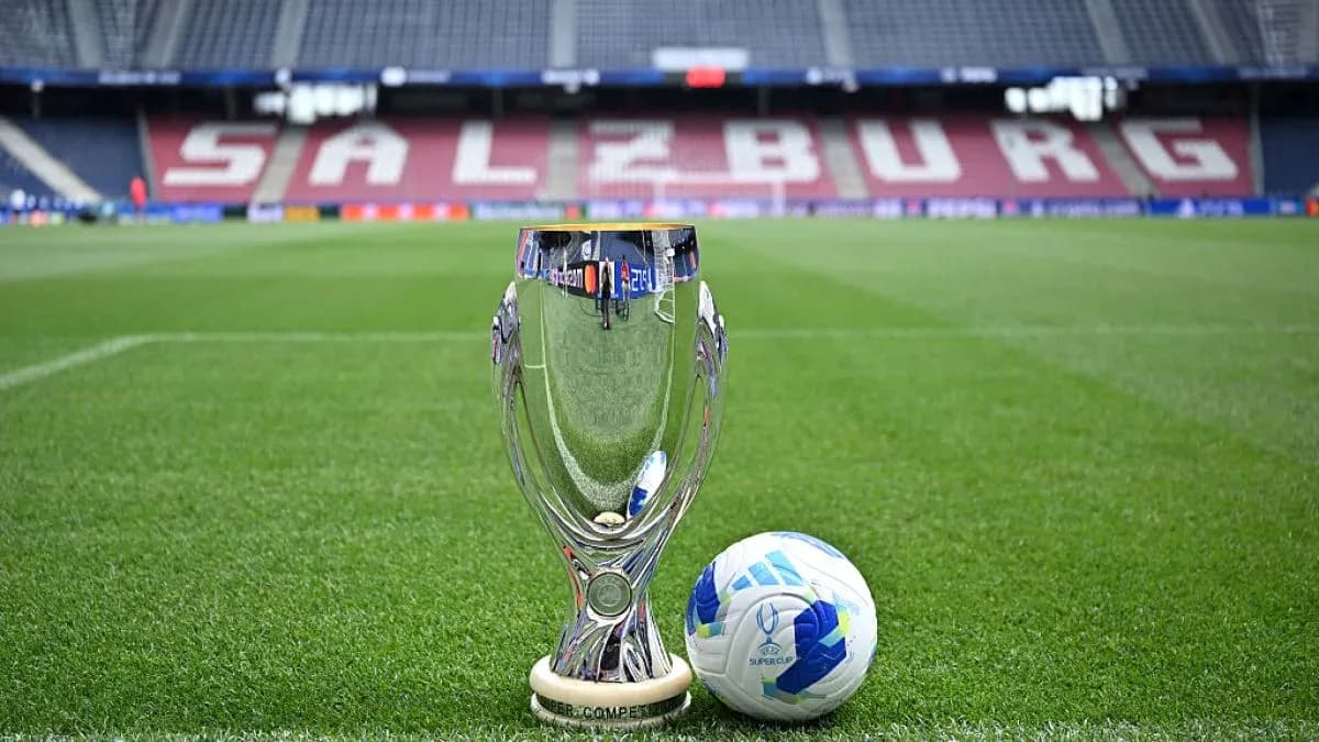 Trofeo y balón en el campo de fútbol Trofeo y balón en el campo de fútbol