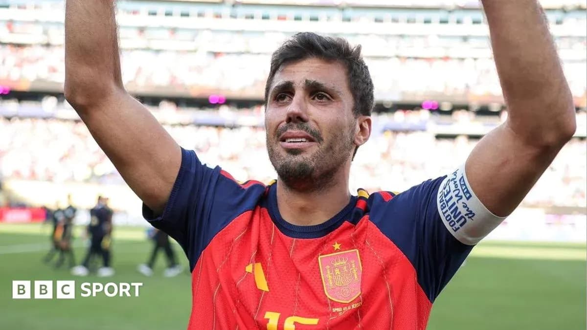 Jugador de España levantando los brazos en celebración Jugador de España levantando los brazos en celebración