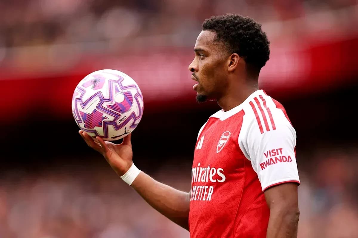 Jugador de Arsenal sosteniendo el balón en el campo Jugador de Arsenal sosteniendo el balón en el campo