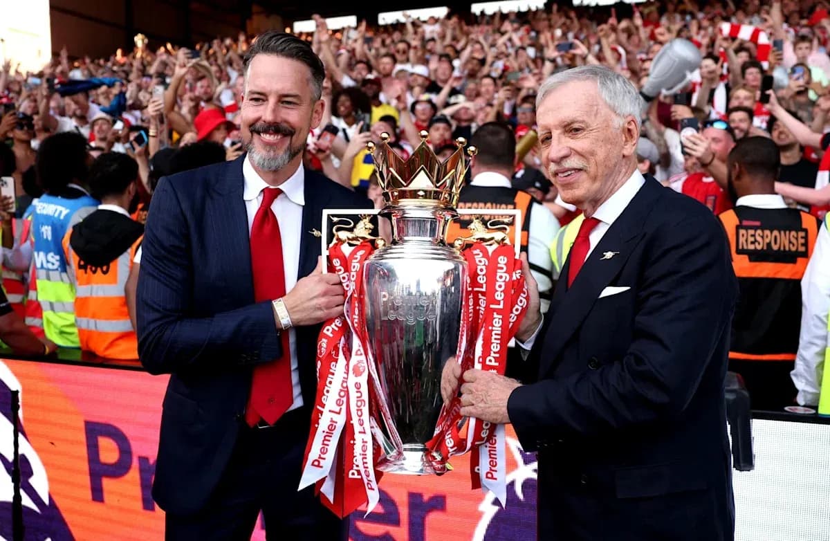 Directores sosteniendo el trofeo de la Premier League Directores sosteniendo el trofeo de la Premier League