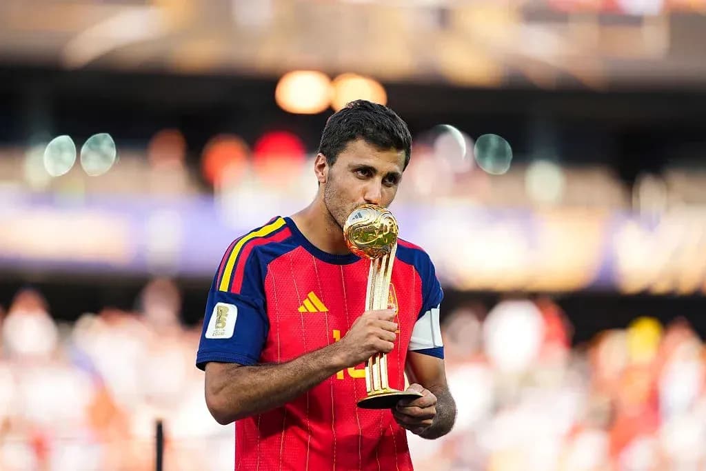 Jugador besando el trofeo de la Copa Mundial Jugador besando el trofeo de la Copa Mundial