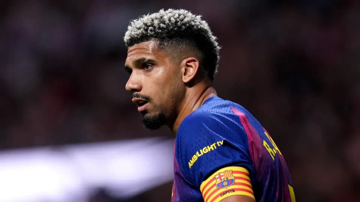 Jugador de Barcelona con camiseta y cinta de capitán Jugador de Barcelona con camiseta y cinta de capitán