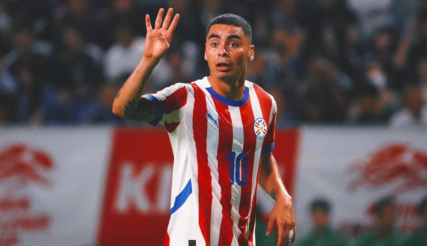 Jugador de Paraguay señalando durante el partido Jugador de Paraguay señalando durante el partido