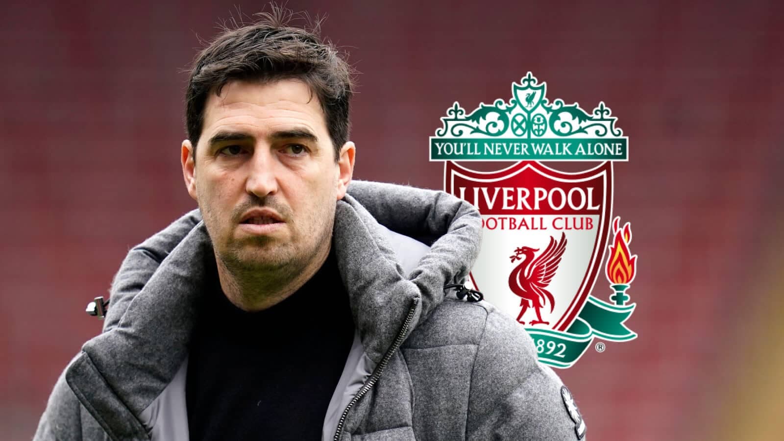 Entrenador de fútbol frente al escudo del Liverpool Entrenador de fútbol frente al escudo del Liverpool