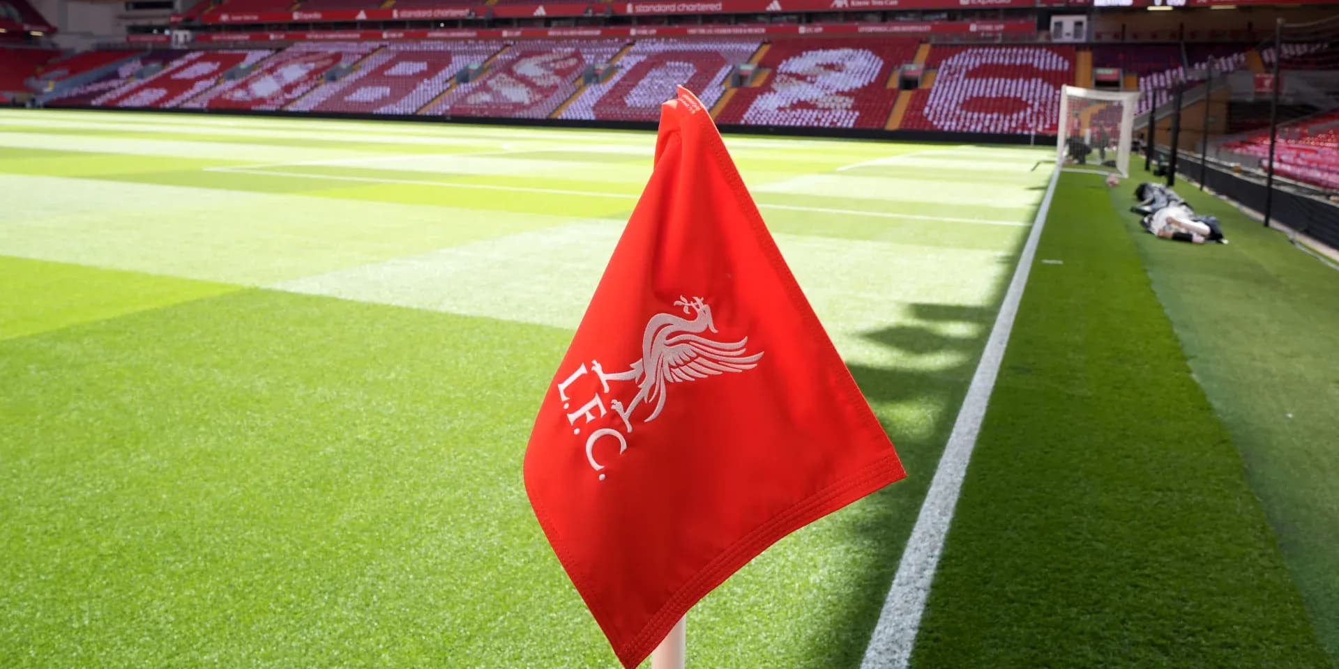 Bandera de esquina de Liverpool en el estadio Bandera de esquina de Liverpool en el estadio
