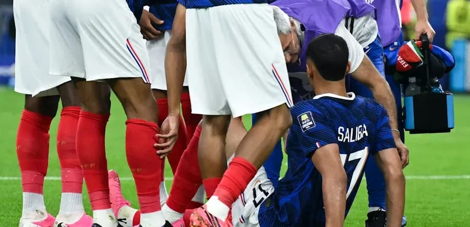 Jugador de Francia siendo atendido por el personal médico Jugador de Francia siendo atendido por el personal médico