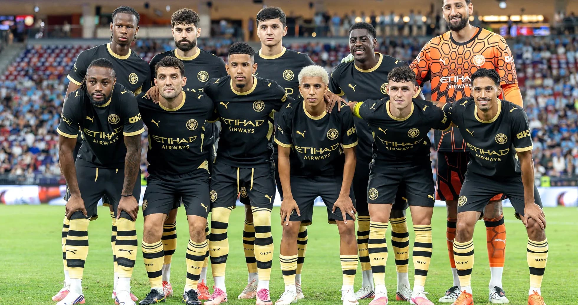Equipo de fútbol posando en el campo antes del partido Equipo de fútbol posando en el campo antes del partido