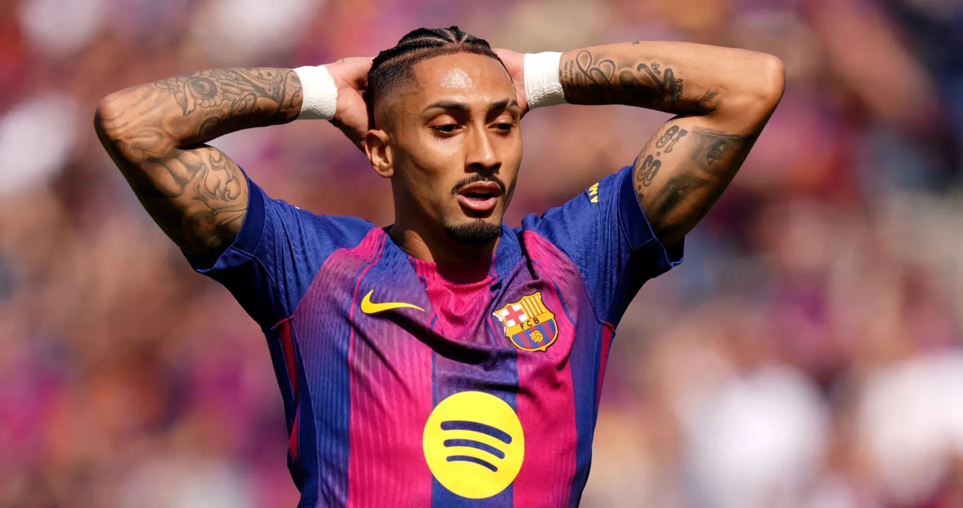 Jugador del FC Barcelona con camiseta en acción Jugador del FC Barcelona con camiseta en acción