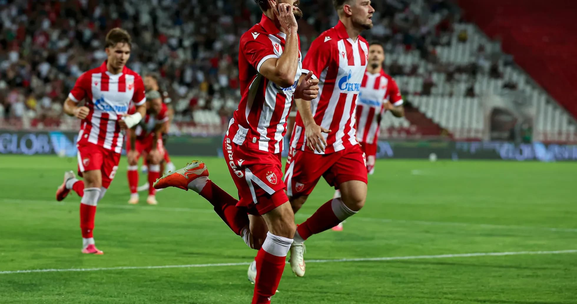 Jugador de FK Crvena Zvezda celebrando un gol Jugador de FK Crvena Zvezda celebrando un gol