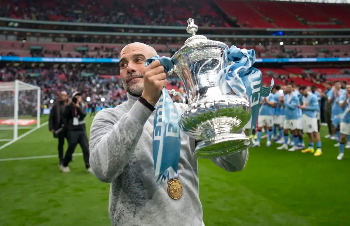Entrenador levantando trofeo en el estadio Wembley Entrenador levantando trofeo en el estadio Wembley