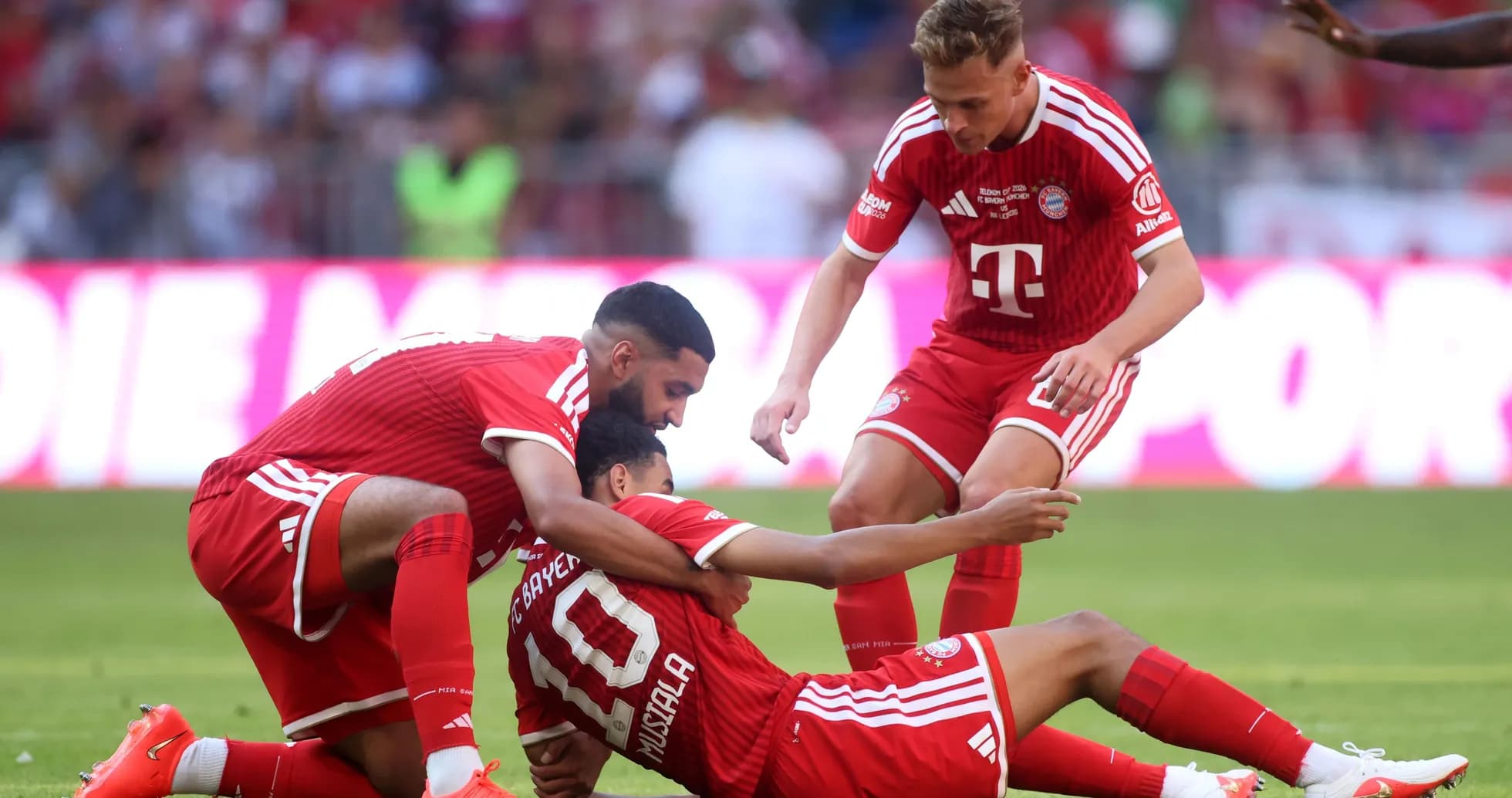 Jugadores de Bayern Múnich celebrando en el campo Jugadores de Bayern Múnich celebrando en el campo