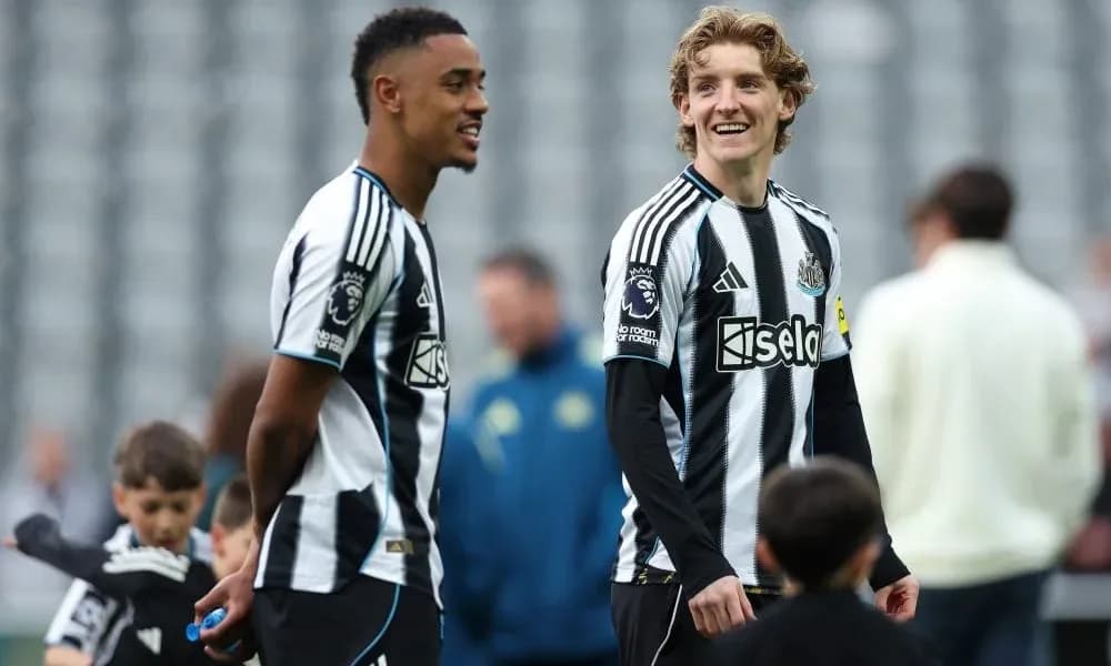 Jugadores de Newcastle United en el campo de entrenamiento Jugadores de Newcastle United en el campo de entrenamiento
