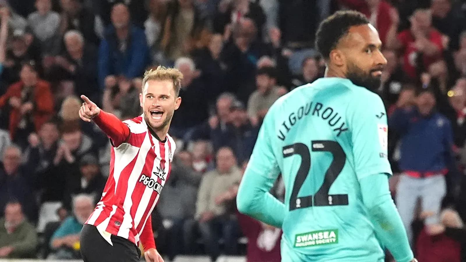 Jugador señalando tras marcar un gol en partido Jugador señalando tras marcar un gol en partido