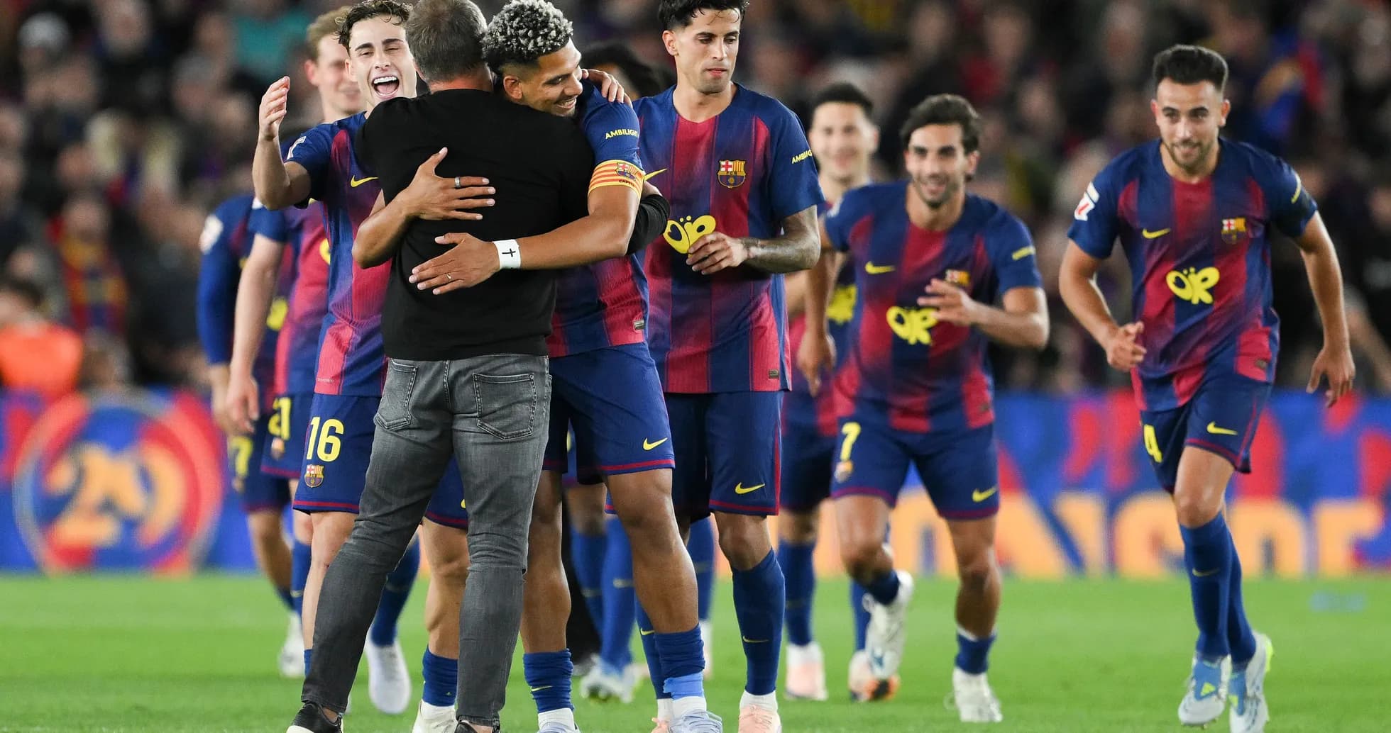 Jugadores del Barcelona celebrando con el entrenador Jugadores del Barcelona celebrando con el entrenador