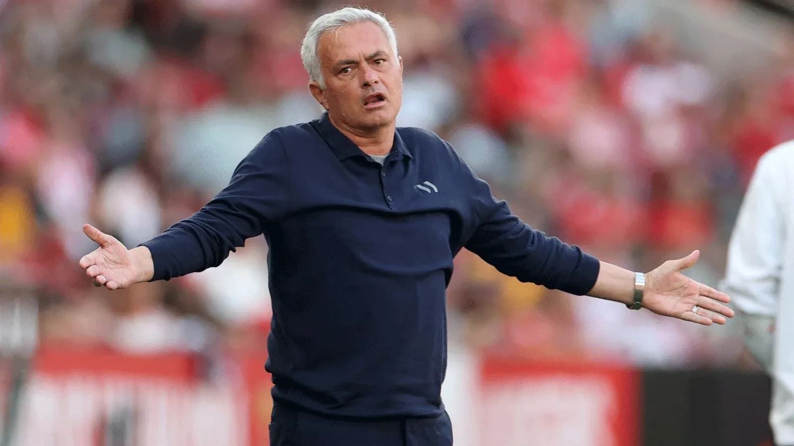 Entrenador gesticulando durante un partido de fútbol Entrenador gesticulando durante un partido de fútbol