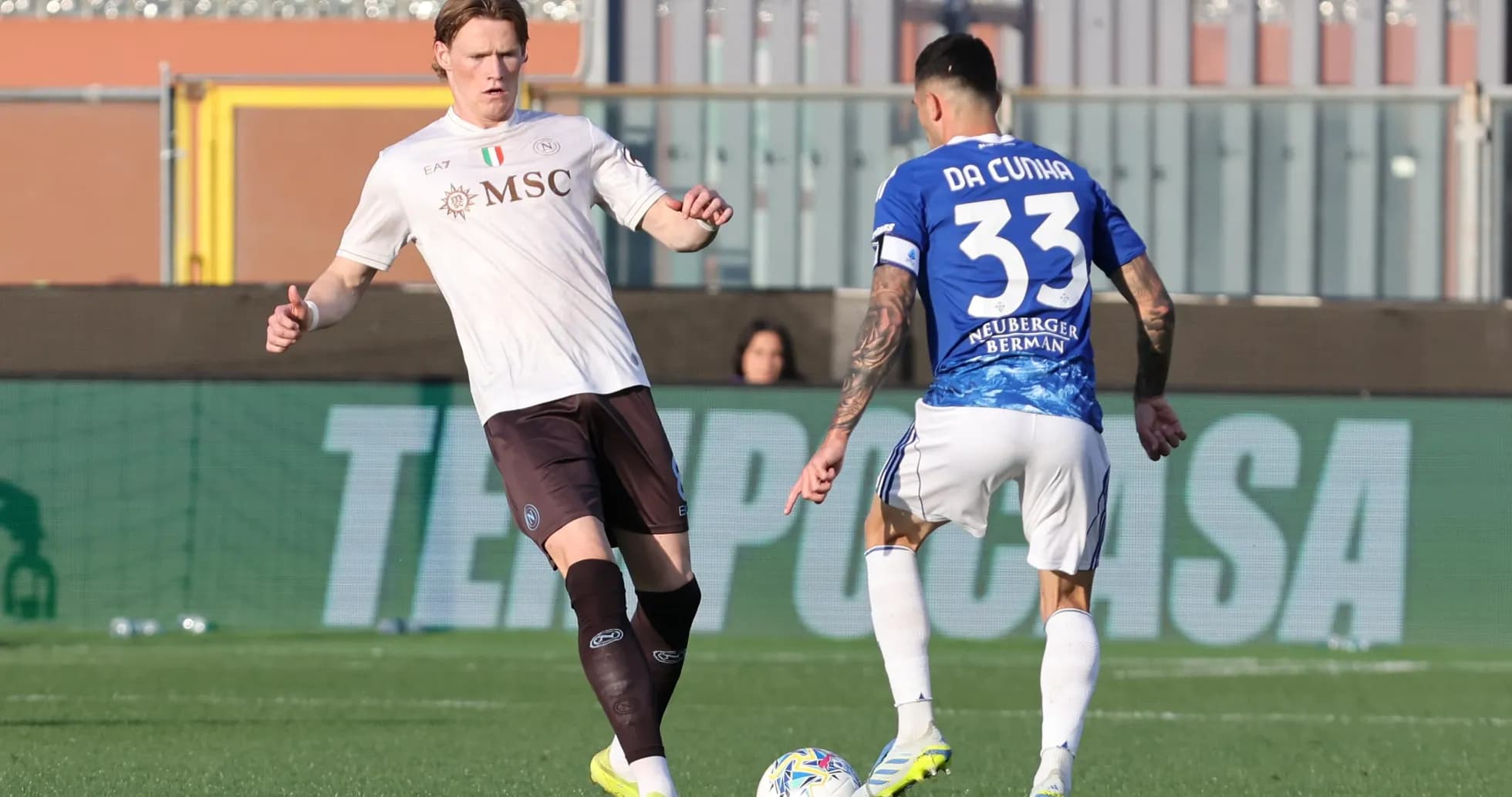 Jugador de Napoli enfrentando a Da Cunha de Como Jugador de Napoli enfrentando a Da Cunha de Como