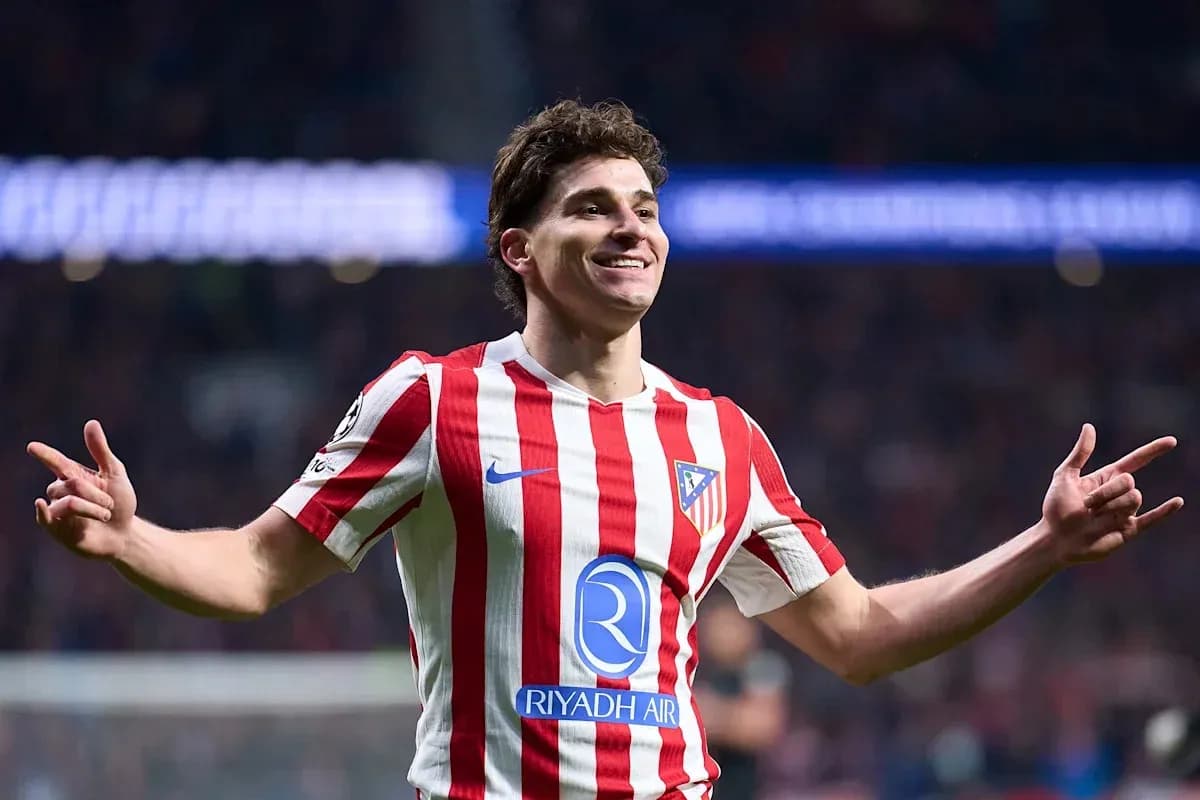 Jugador de Atlético de Madrid celebrando un gol Jugador de Atlético de Madrid celebrando un gol