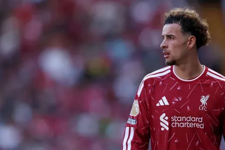 Jugador de Liverpool en el campo durante el partido Jugador de Liverpool en el campo durante el partido