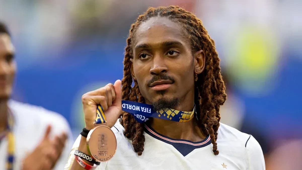 Jugador mostrando medalla de bronce en ceremonia Jugador mostrando medalla de bronce en ceremonia