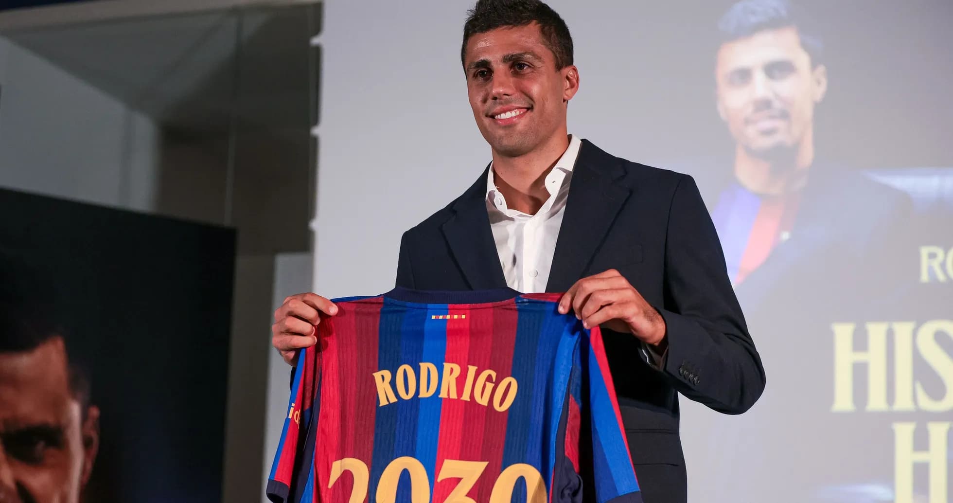 Jugador presenta camiseta de Barcelona con nombre Rodrigo Jugador presenta camiseta de Barcelona con nombre Rodrigo