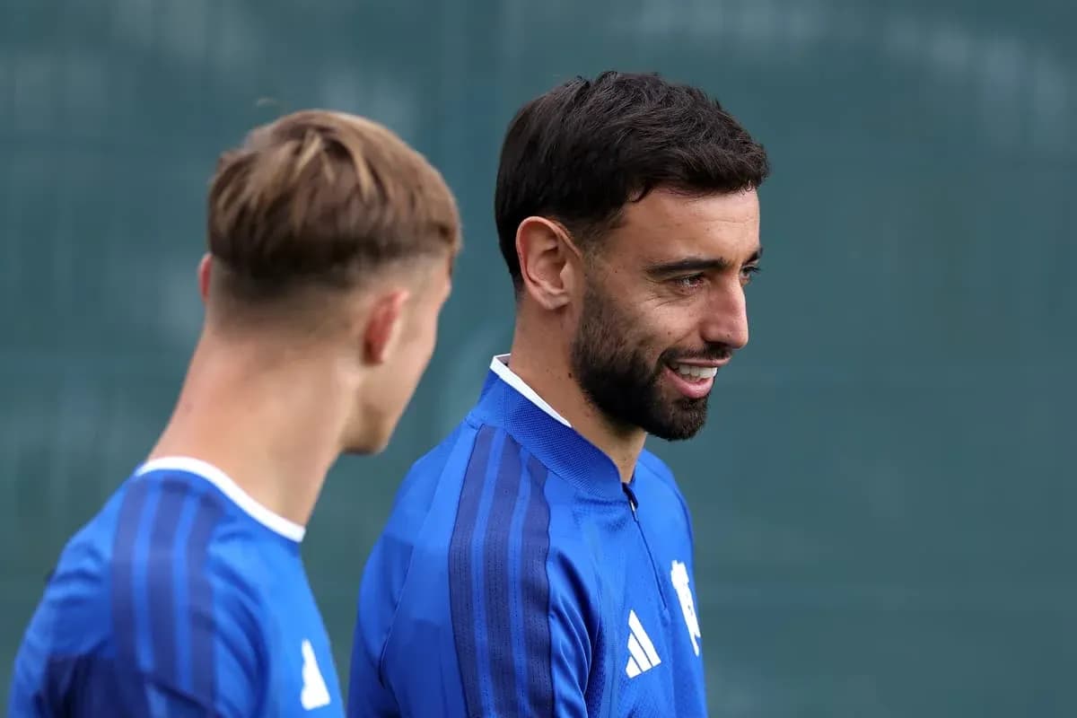 Dos jugadores conversando durante una sesión de entrenamiento Dos jugadores conversando durante una sesión de entrenamiento