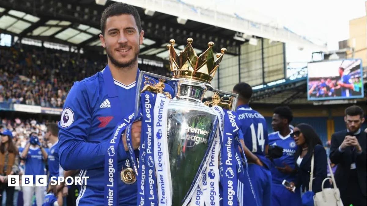 Jugador de Chelsea levantando el trofeo de la Premier League Jugador de Chelsea levantando el trofeo de la Premier League